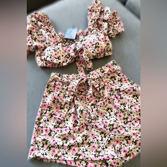 Floral print crop top and short - Picture 14 of 15